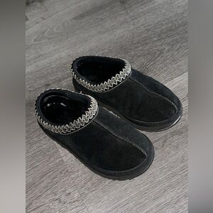 UGG Slippers Authentic! Black. Size 5! Great condition!!